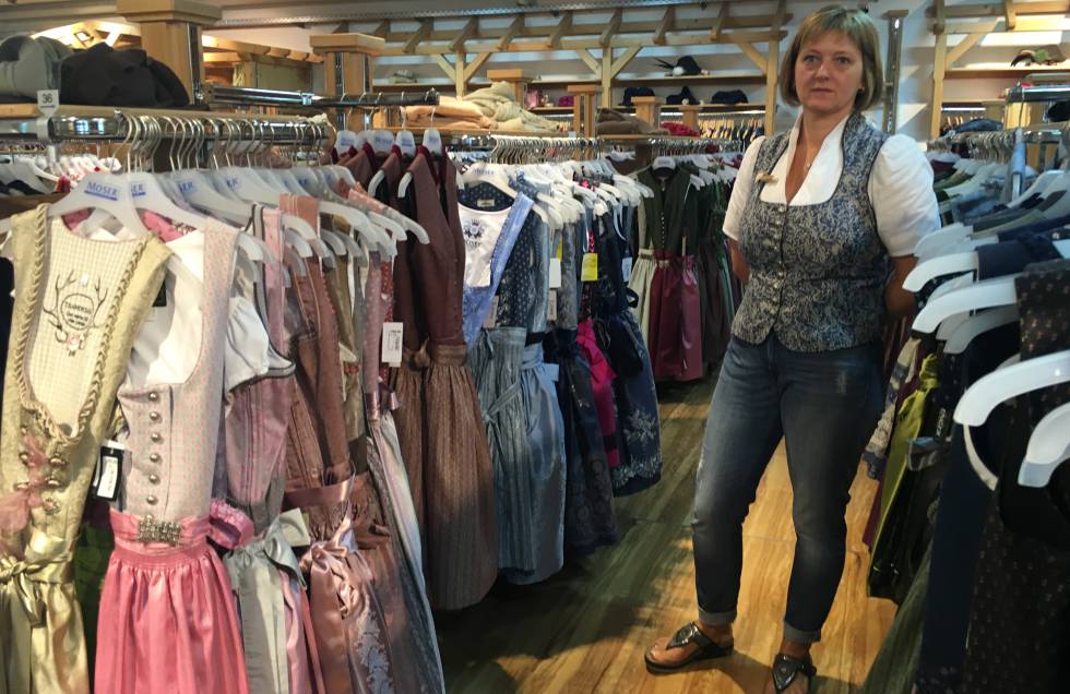 Dagmar Eiberger, en su tienda de trajes tradicionales.