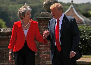 Donald Trump ayuda a Theresa May dándole la mano, en un gesto criticado por los medios británicos por hacerle parecer