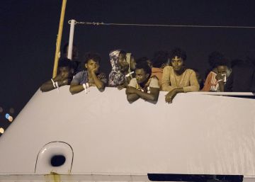 Italia avisa de que no dejará atracar a barcos militares de la UE con migrantes a bordo