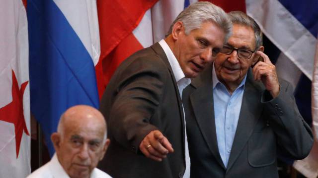 Miguel Díaz-Canel y Raúl Castro, presidente y expresidente de Cuba, el pasado miércoles en La Habana.