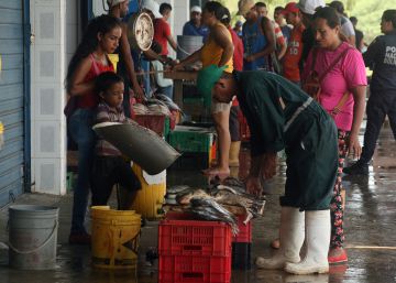 La paradoja de comprar billetes para pagar en Venezuela