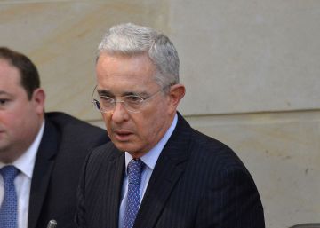 Uribe se retira del Senado por una investigación judicial en Colombia