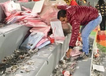 Limpiar la basura de los estadios de fútbol en Bolivia tiene premio
