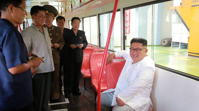 Kim Jong-un, este sábado en una visita a una fábrica de autobuses en Pyongyang.
