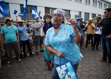 Ana María Hernández, enfermera del hospital HEODRA de León, en una manifestación.