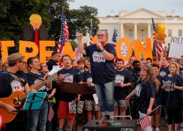 Canciones de Broadway contra Donald Trump en la puerta de la Casa Blanca