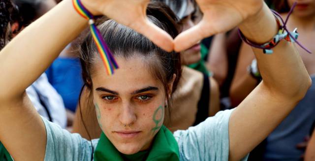 Una mujer a favor de la legalización del aborto participa de una manifestación frente al Congreso argentino.