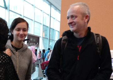 La española captada por el líder de una secta en Perú vuelve a España con su padre y bebé