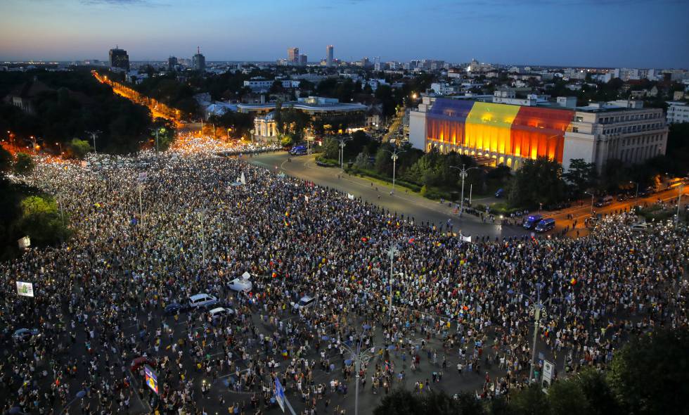 La violencia policial deja más de 400 manifestantes heridos en Bucarest La violencia policial deja más de 400 manifestantes heridos en Bucarest