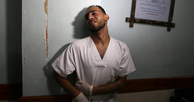 Un enfermero en Gaza, este viernes.