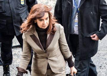 Cristina Fernández de Kirchner acusa a Macri de persecución política en el escándalo de los sobornos