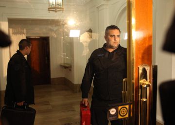 La Policía registra dos apartamentos en el edificio de Cristina Fernández