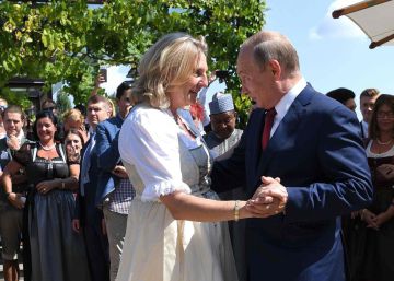 Putin asiste a la boda de la ministra ultraderechista de Exteriores austriaca