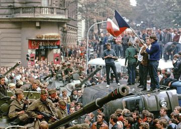 Rússia volta sem tanques à Europa central 50 anos após a Primavera de Praga