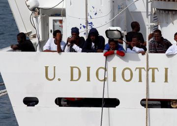 Un barco militar italiano con 177 inmigrantes sigue a la espera de poder desembarcar