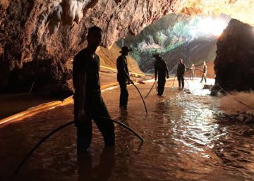 Una exposición muestra el rescate de los 12 niños y su entrenador atrapados en una cueva de Tailandia