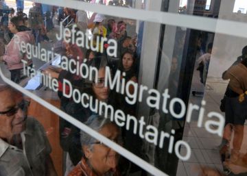 El negocio del éxodo venezolano: miles de dólares por un pasaporte