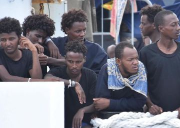 Inmigrantes a bordo del 'Diciotti', a la espera para desembarcar en el puerto de Catania, Italia.