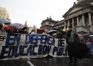 Crise encurrala Macri