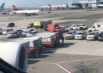 Un avión de Emirates pasa varias horas en cuarentena en Nueva York tras caer enfermos varios pasajeros