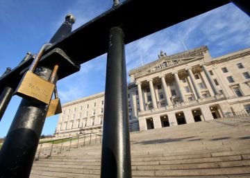 Reino Unido recortará el sueldo de los diputados de Irlanda del Norte hasta que formen un nuevo Gobierno