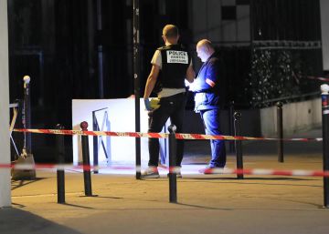 Almenys set ferits en un atac amb arma blanca a París