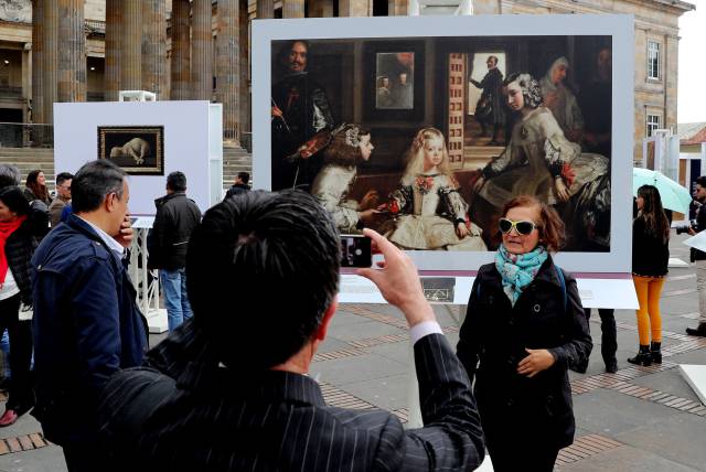 Instalación de 53 réplicas del Museo del Prado en la plaza de Bolívar de Bogotá.