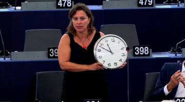 La eurodiputada del BNG Ana Miranda saca un reloj durante el discurso.
