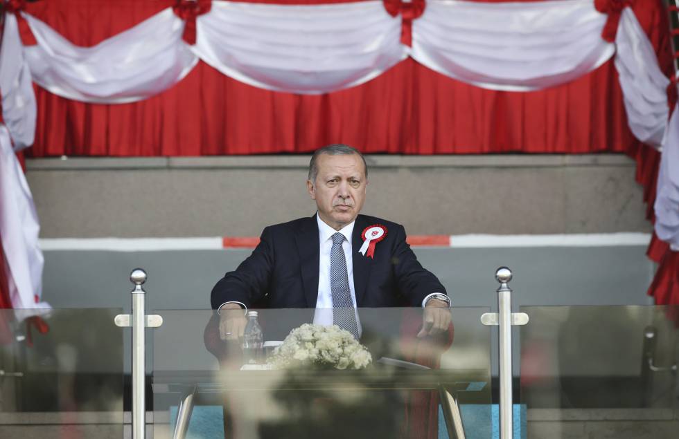El presidente Erdogan durante un desfile militar el pasado 30