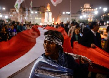 Vizcarra logra el sí a una de sus reformas clave tras amenazar con disolver el Congreso peruano