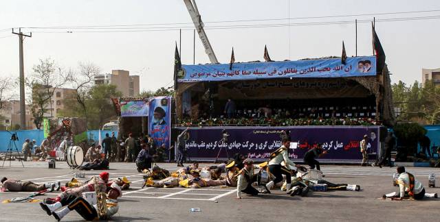 Soldados heridos por el ataque durante un desfile militar en la ciudad iraní de Ahvaz.