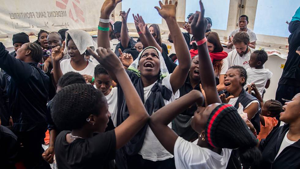 Un grupo de inmigrantes reza a bordo del 'Aquarius', en junio, camino de Valencia.