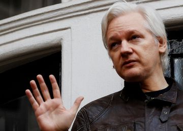 Julian Assange deja de dirigir Wikileaks