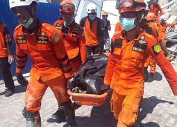 Ascienden a 832 los muertos por el terremoto y tsunami en Indonesia