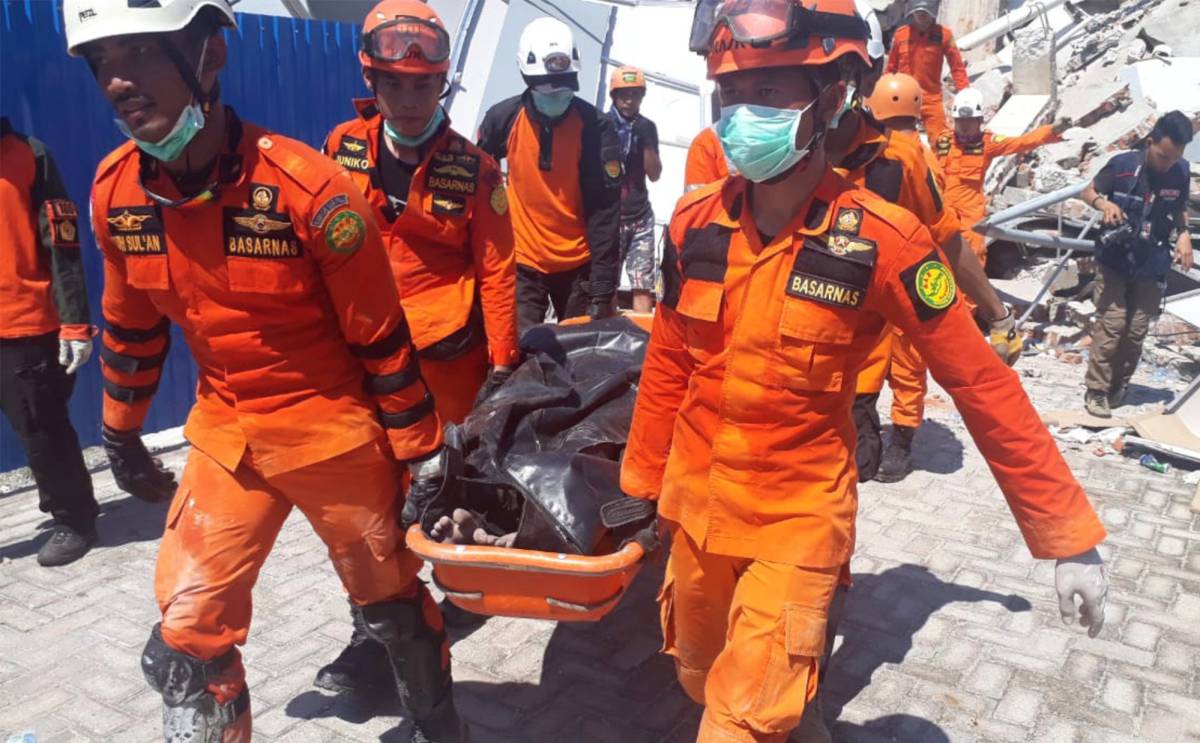 Un equipo de búsqueda y rescate evacua a una víctima de las ruinas del Hotel Roa-Roa en Palu, Sulawesi Central, Indonesia,