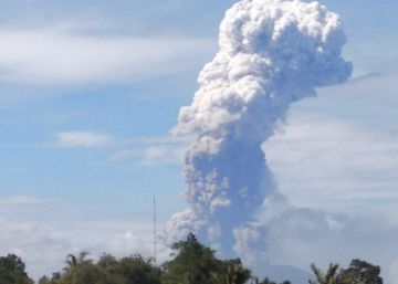 La erupción de un volcán en Indonesia aviva el temor a una nueva catástrofe natural