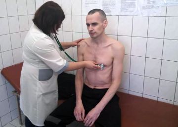 El cineasta ucranio preso en Rusia Oleg Sentsov suspende su huelga de hambre