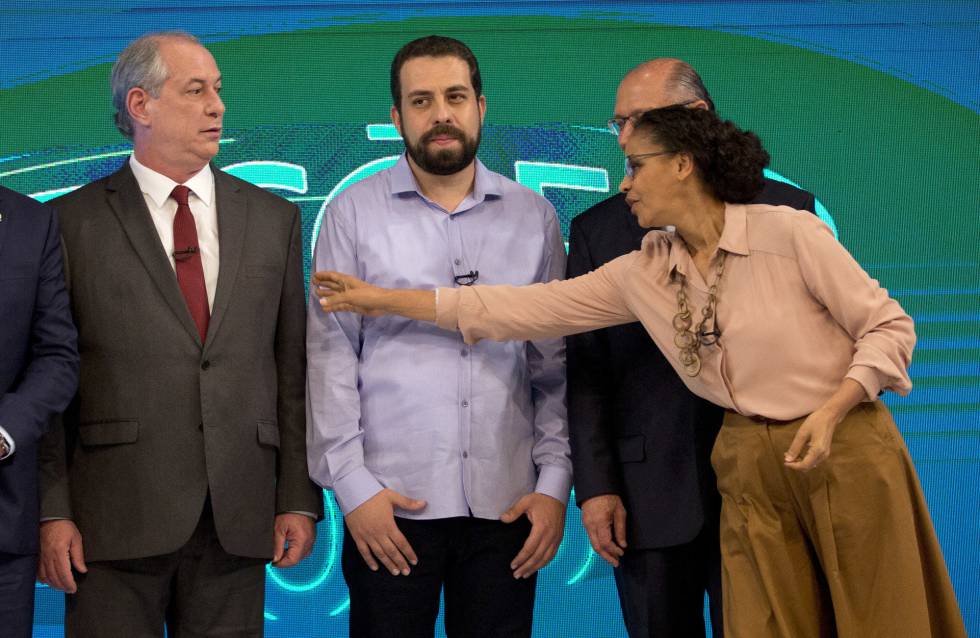 Electores de Bolsonaro muestran armas mientras votan en Brasil Electores de Bolsonaro muestran armas mientras votan en Brasil