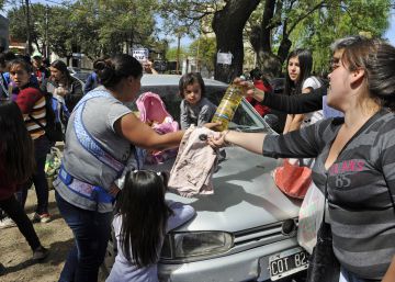 Zapatillas por aceite: los argentinos resucitan los clubes del trueque nacidos con el corralito
