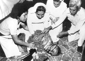 Un santo sin justicia ni culpables