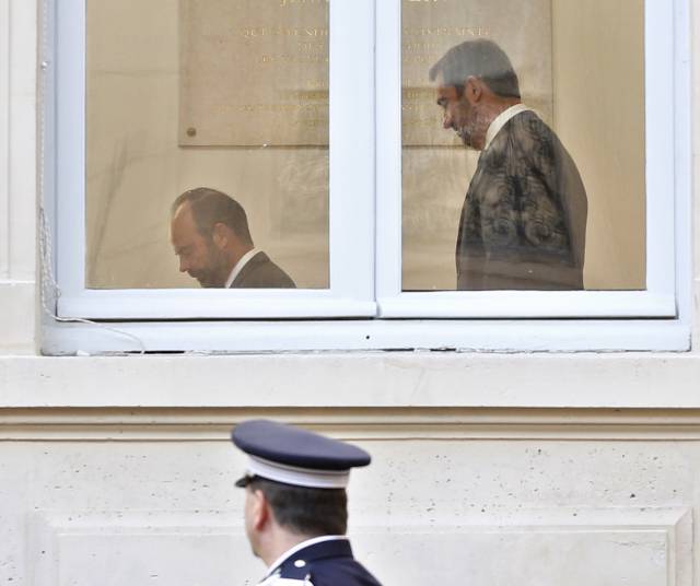 El nuevo ministro del Interior francés, Christophe Castaner (derecha), y el primer ministro Edouard Philippe.