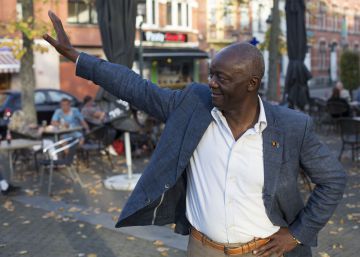 El primer alcalde negro de Bélgica ya no es solo el padre de una estrella del fútbol