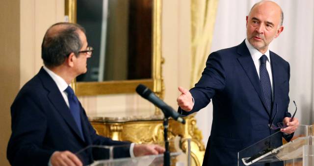 El comisario europeo de Economía, Pierre Moscovici (derecha), y el ministro de Economía italiano, Giovanni Tria, este jueves en Roma.