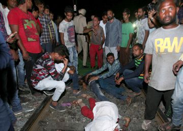 Al menos 50 muertos tras arrollar un tren a una multitud en el norte de India