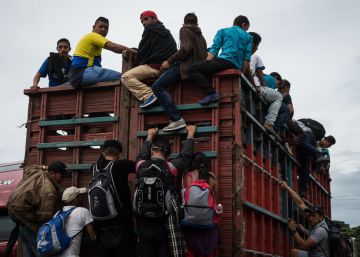 A caravana de migrantes entra no território mexicano