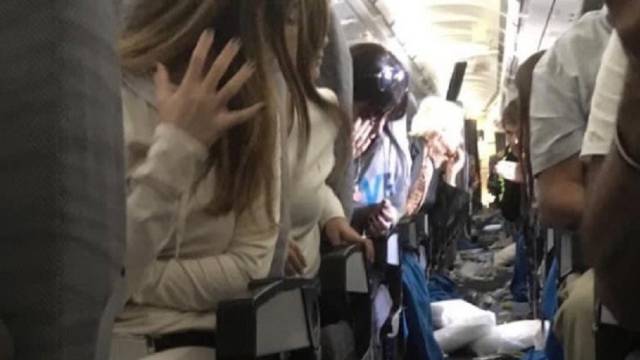 Interior del vuelo de Aerolíneas Argentinas tras la turbulencia.