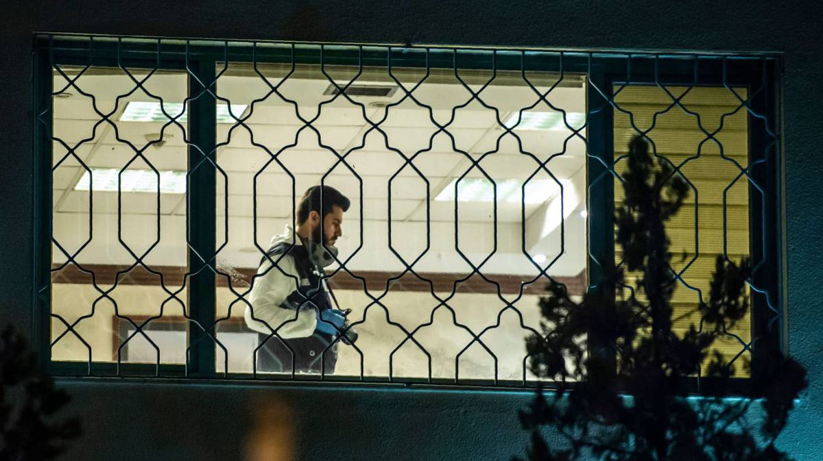 Un forense turco en el consulado.
