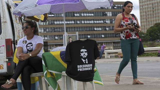 Una seguidora de Bolsonaro vende camisetas del candidato.