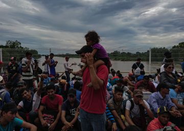 El puente que cruza el río Suchiate, un gigantesco albergue entre México y Guatemala