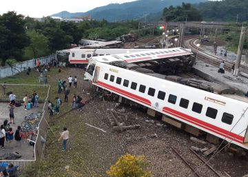 Al menos una veintena de muertos y 171 heridos en un accidente de tren en Taiwán